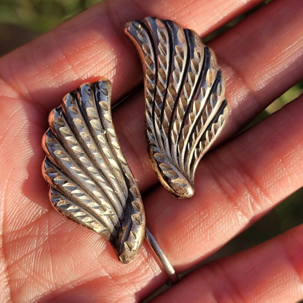 Gorgeous vintage 925 sterling silver diamond cut wings fans earrings